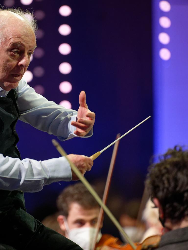 Der Dirigent Daniel Barenboim probt mit dem West-Eastern Divan Orchestra für das Festkonzert zum 250. Tauftag Ludwig van Beethovens. Das Konzert fand am 17.12.2020 ohne Publikum statt.
