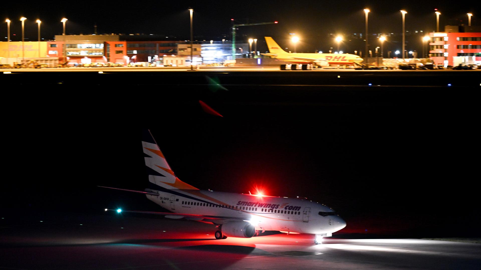 Ein Charterflug mit afghanischen Ortskräften landet am Flughafen Leipzig/Halle.